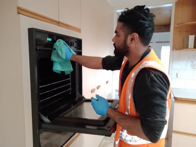 kitchen cleaning as a part of move out cleaning